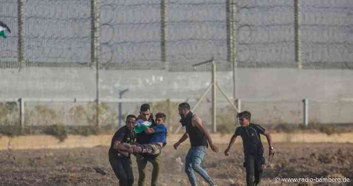 Hunderte Palästinenser demonstrieren am Grenzzaun zu Israel