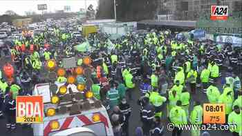 Corte, caos de tránsito y peajes liberados en la Autopista Buenos Aires-La Plata - A24.com