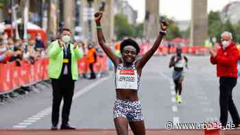 Kenianer siegen beim 40. Berliner Halbmarathon - Streckenrekord bei den Frauen - rbb24