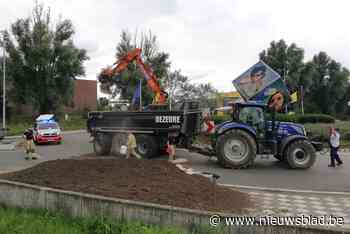 Tractor verliest lading op rotonde aan Technopolis nadat aanhangwagen kantelt