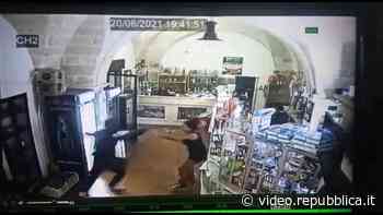 Manduria, rapinatori assaltano un bar: le donne li mettono in fuga e arriva anche un'anziana con la scopa - Repubblica TV
