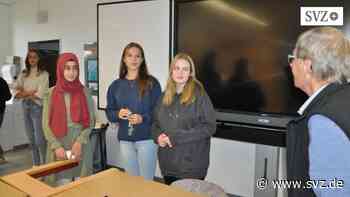 Schule in Parchim: Abi-Jahrgang von 1968 erkundet Friedrich-Franz Gymnasium | svz.de - svz – Schweriner Volkszeitung