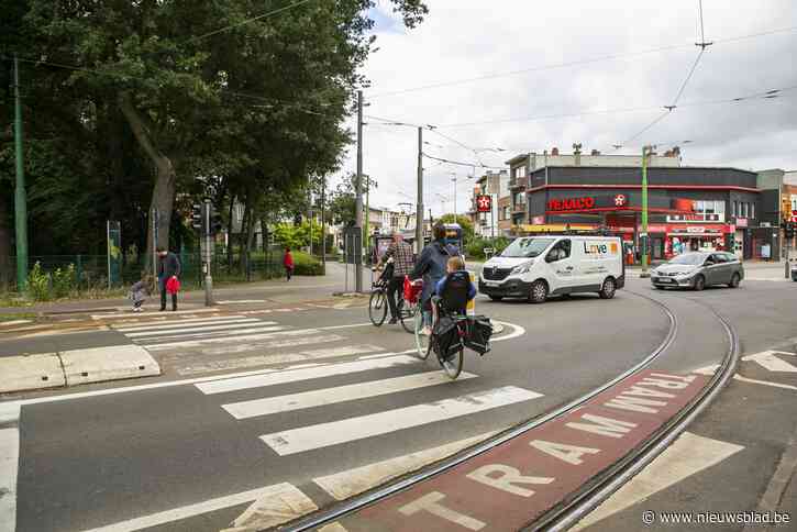 Ongeruste ouders sturen brief naar schepen Kennis: “Verkeerslichten staan al sinds 2014 op knipperlicht”