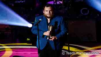 Luke Combs, Dan + Shay celebrated by peers at ACM Honors