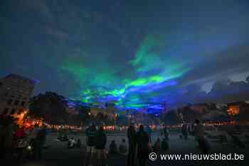 Spektakel in Antwerpen: het noorderlicht strijkt neer op het Theaterplein