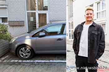 Antwerpenaar schildert zelf parkeervak op straat, buren begrijpen hem: “Er zijn steeds minder parkeerplaatsen”