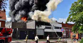 Bedrijfsgebouw brandt als een toorts, maar brandweer kan twee woningen vrijwaren - Het Laatste Nieuws