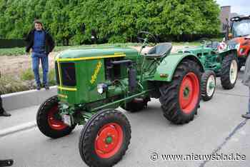 Boerenterras met stroberg, blotevoetenpad, oldtimertractoren en lokale hoeveproducten op kermiszondag