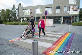 Regenboogzebrapad kleurt Pater Amaat Vynckeplein