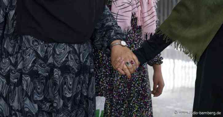 98 aus Kabul evakuierte Afghanen in Bayern angekommen