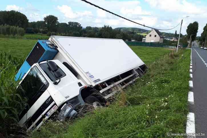 Vrachtwagen in gracht