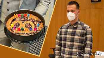 Dreifachmord in Starnberg - Angeklagter kriegt im Prozess eine Torte überreicht - BILD