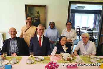 Dollen met burgemeester en vernieuwen van geloften: zuster viert 105de verjaardag in stijl