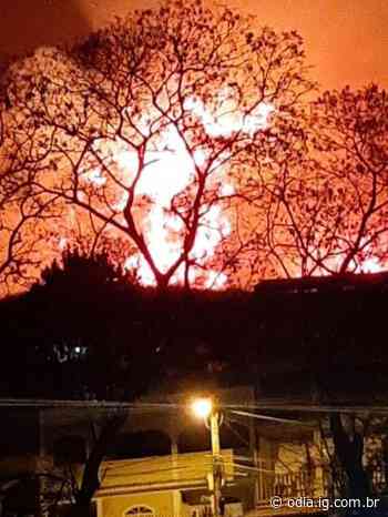 Incêndio no Morro Agudo assusta moradores de Nova Iguaçu - O Dia