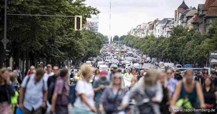 Demonstranten wandern durch Berlin – Großeinsatz für Polizei