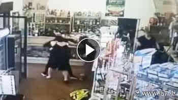 Tentano di rapinare un bar a Manduria: messi in fuga dalle due bariste e un'anziana con la scopa - La7