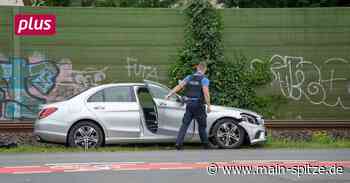 Raunheim: Auto landet bei Unfall im Gleisbett - Main-Spitze