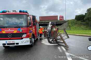 Vrachtwagen verliest kraan op rondpunt van Wommelgem (Wommelgem) - Het Nieuwsblad