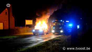 Voertuig brandt uit in Lokeren, parket voert onderzoek - TV Oost