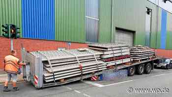 Siegen: Stahlbeton-Auflieger bleibt liegen – Straße gesperrt - WP News