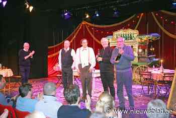 PLAKKERS. Pioniers presenteren Ekerse Theaterzaal op een gouden plateau