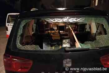 Dief slaat ruit van geparkeerde auto stuk
