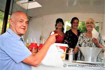 In de rij voor de laatste frietjes van Ria (88), die bakt in mobiel frietkot waar de grens letterlijk doorloopt