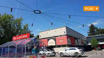 Stromkabel wie ein Spinnennetz: Die Hochzoller Mitte leuchtet jetzt