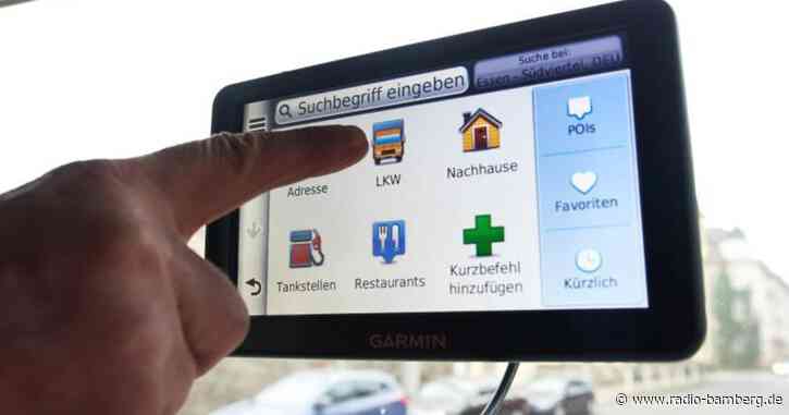 Navi-Empfehlung: Lastwagen fährt sich auf Schotterweg fest