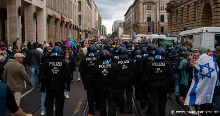 Hunderte Gegner der Corona-Politik protestieren in Berlin