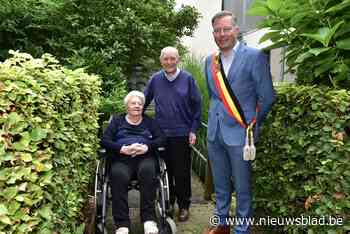 Familie verrast platina echtpaar Maurice en Lucie met jubileumfeest