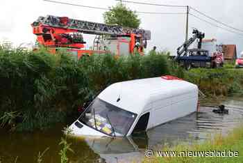 Bestelwagen belandt in het water, bestuurder houdt er enkel nat pak aan over
