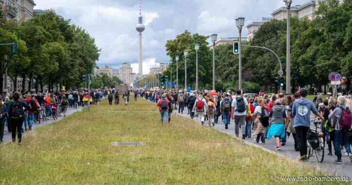 Tausende Gegner der Corona-Politik protestieren in Berlin