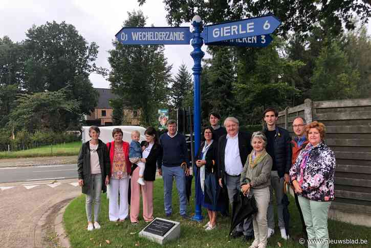Historische wegwijzer in ere hersteld: “Zo herdenken we meester Jules Van Olmen”