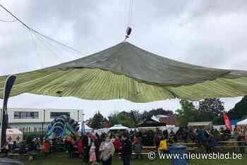 Grote parachute houdt bezoekers Summerjam droog