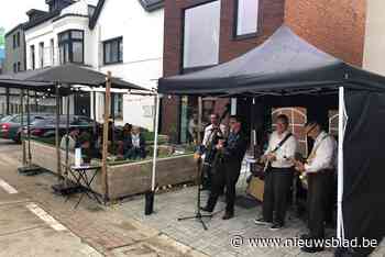 Terrasklanten genieten volop van live muziek