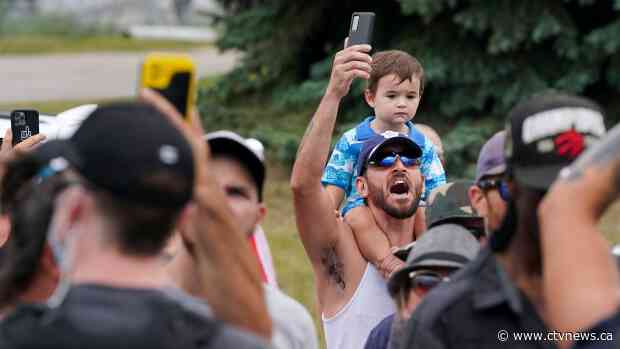 Trudeau climate promises interrupted by angry crowd in Ontario