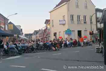 Nijlense braderij brengt veel volk op de been - Het Nieuwsblad