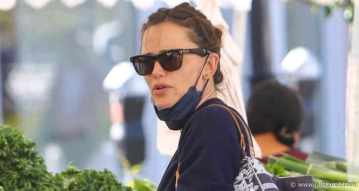 Jennifer Garner Picks Up Some Fresh Produce at the Farmer's Market