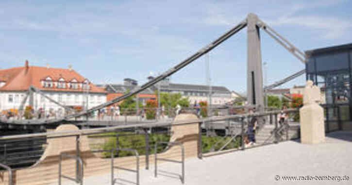 Mann springt vor den Augen der Polizei von der Kettenbrücke