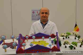 Vrijwilliger Omar schetst evolutie coronavirus in kleurrijk kunstwerk: “Dopjes van vaccins verzameld om dit te kunnen maken”