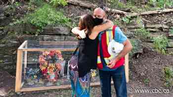 'Blew us away': Ottawa woman touched after workers protect father's memorial