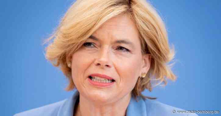 Lebensgroße Puppe mit Klöckner-Foto an Laterne gehängt