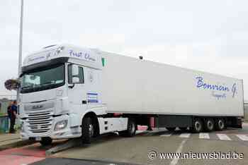 Vrachtwagenchauffeur rijdt zich vast op obstakel aan Colomabrug