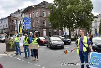 Fietsersbond helpt voetgangers oversteken op kruispunt aan Kardinaal Mercierplein