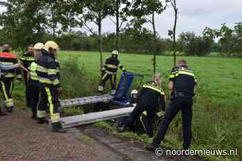 Auto belandt op zijkant in sloot bij Triemen - Noordernieuws