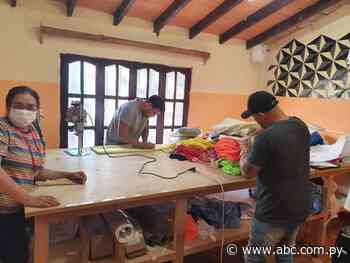 En Isla Pucú trabajan confeccionando tapabocas para la comunidad - ABC Color
