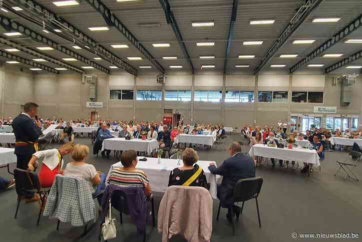 Een sporthal vol jubilerende bruidsparen