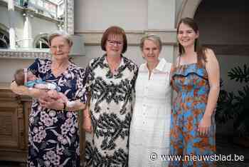 Vijf meisjes op een rij