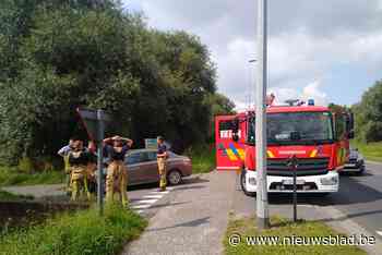 Passant belt brandweer voor hevig rokende wagen